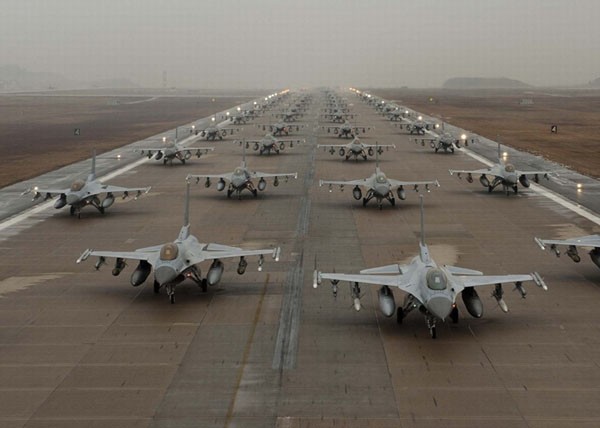 Máy bay chiến đấu F-16 của Mỹ-Hàn tổ chức diễu hành ở căn cứ không quân Kunsan, Hàn Quốc.